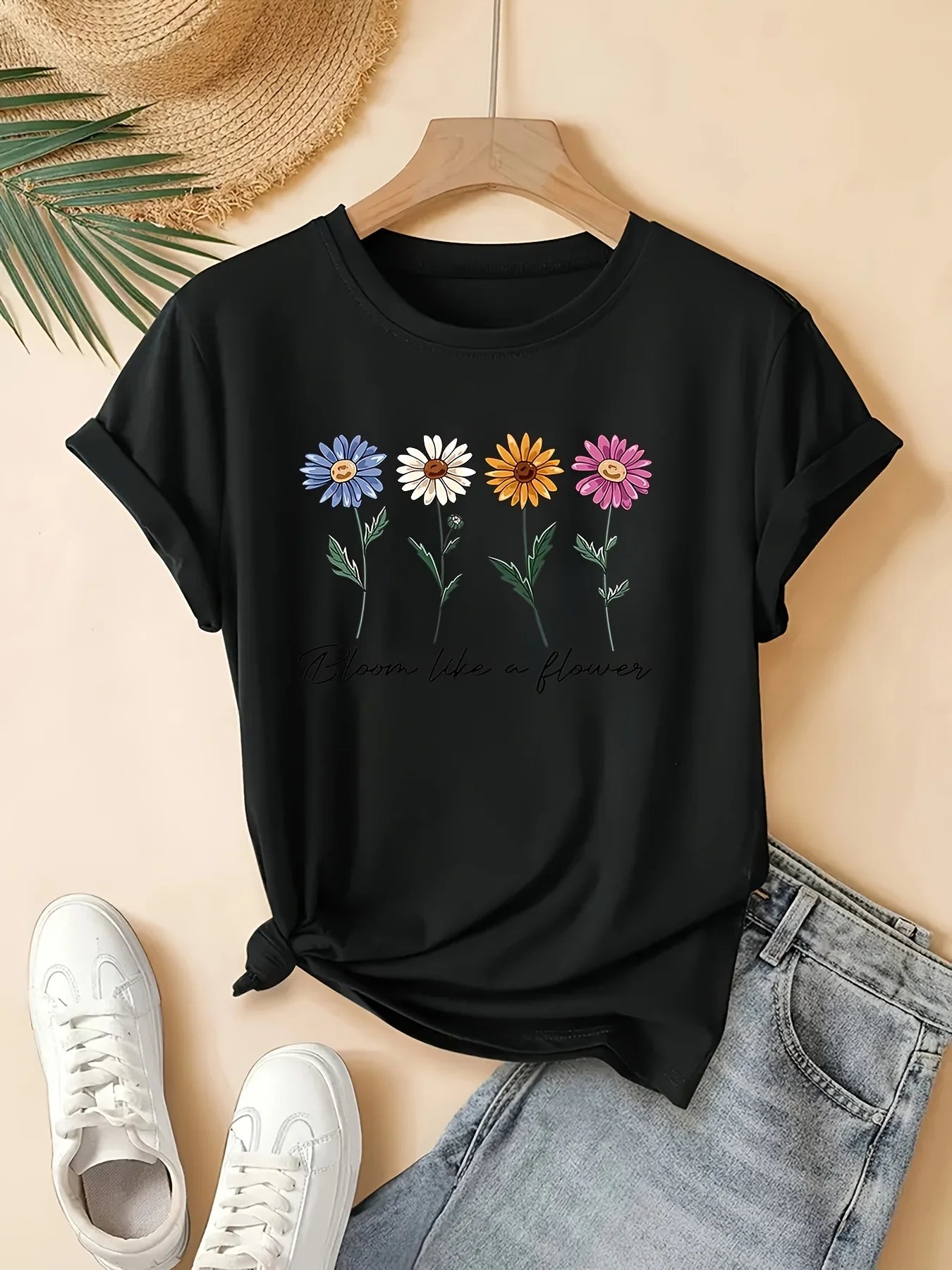 T-shirt femme noir à col rond, imprimé fleurs rétro colorées et texte « Bloom like a flower »