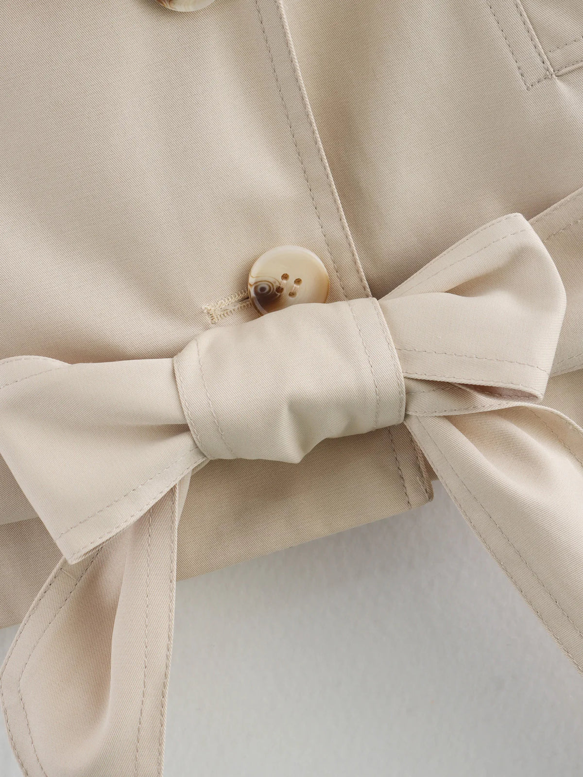 Trench femme croisé court à ceinture ajustable et col à revers