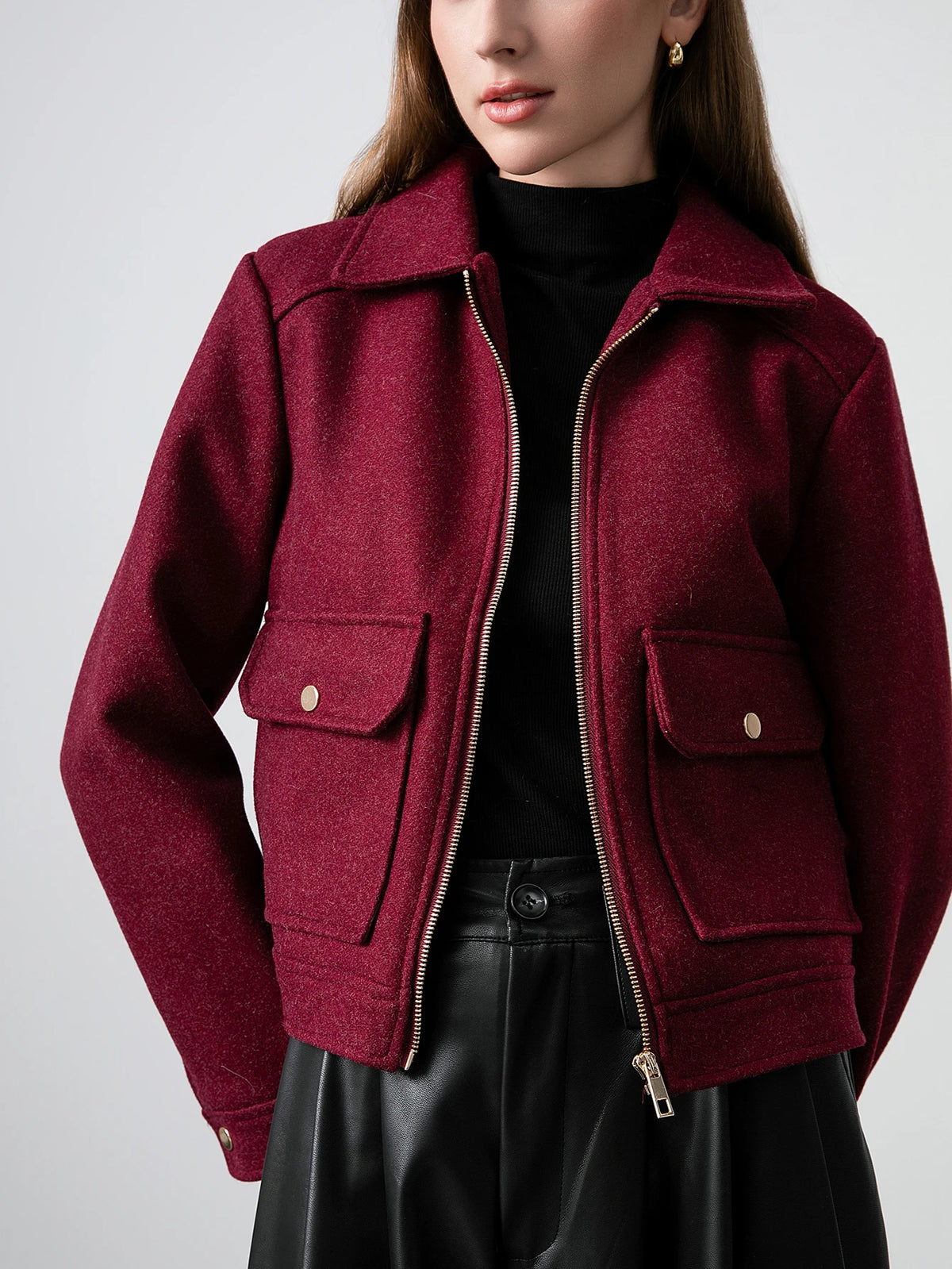 Blouson court femme rouge bordeaux, col rabattu, poches et détails zippés