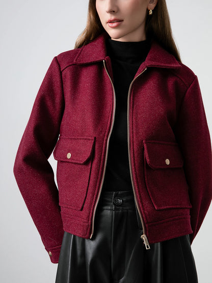 Blouson court femme rouge bordeaux, col rabattu, poches et détails zippés