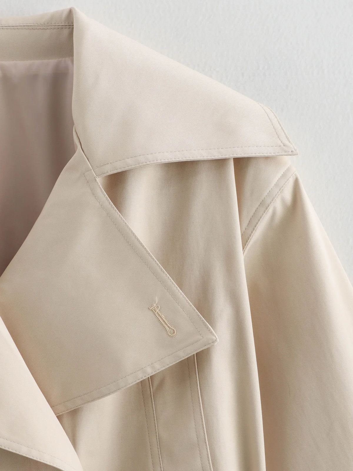 Trench femme croisé court à ceinture ajustable et col à revers