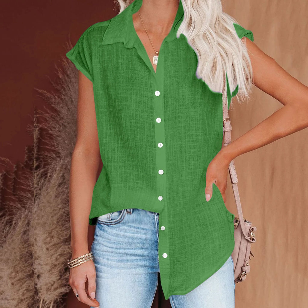 Chemisier femme vert en coton lin, col chemise, manches courtes, boutons nacrés devant.