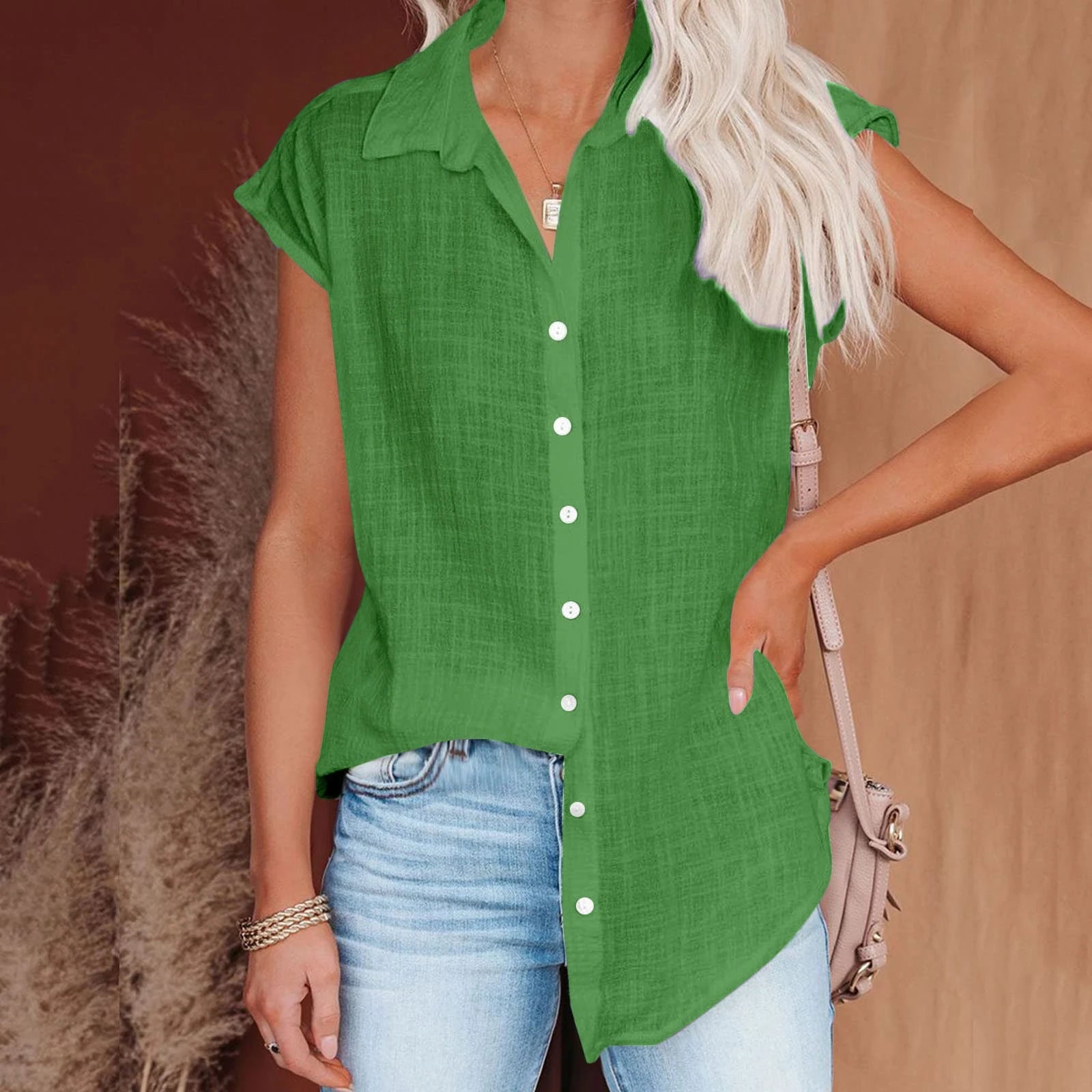 Chemisier femme vert en coton lin, col chemise, manches courtes, boutons nacrés devant.