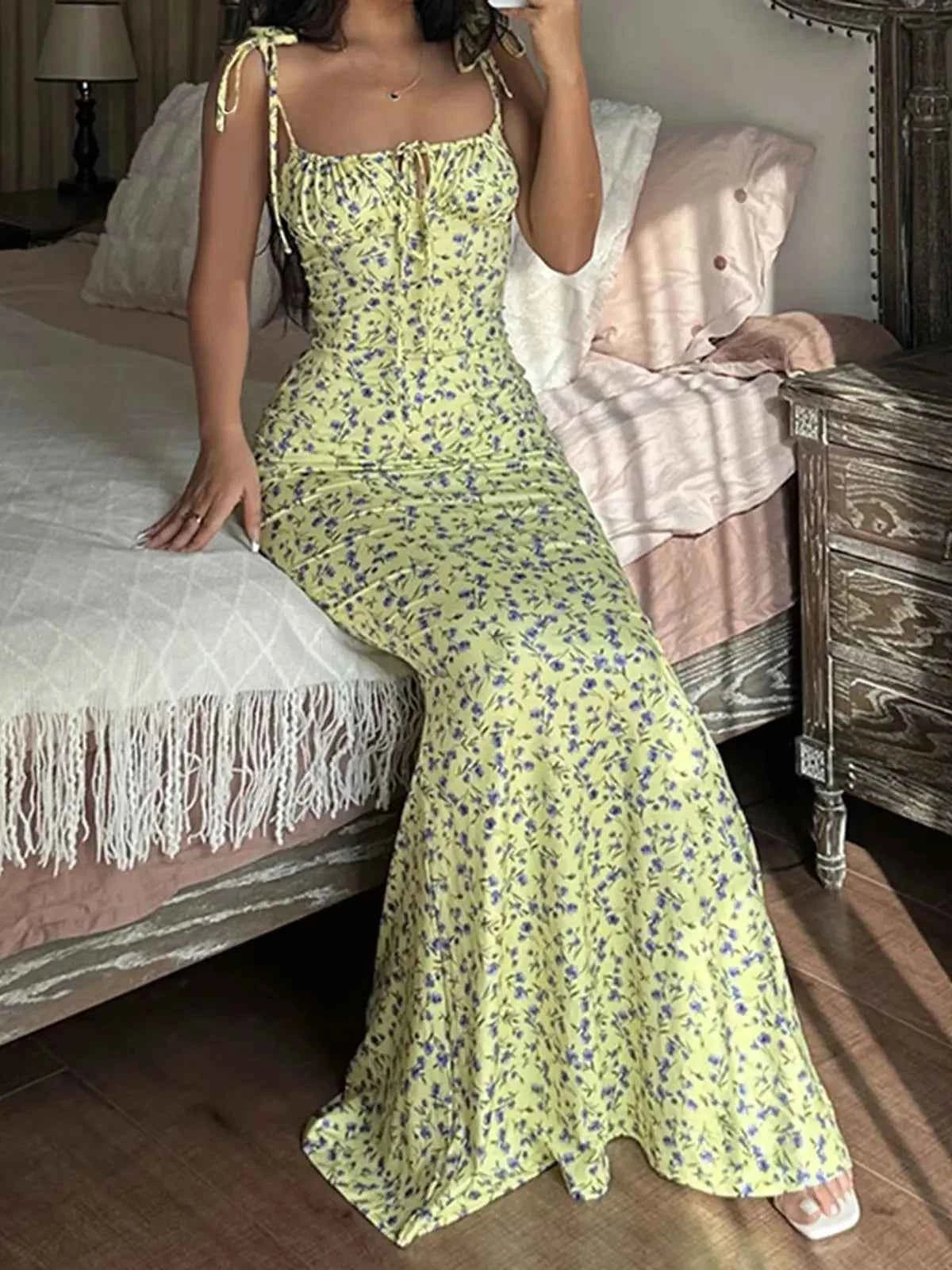 Robe midi florale jaune à bretelles nouées, encolure carrée et bas évasé