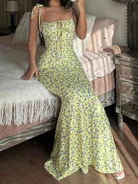 Robe midi florale jaune à bretelles nouées, encolure carrée et bas évasé