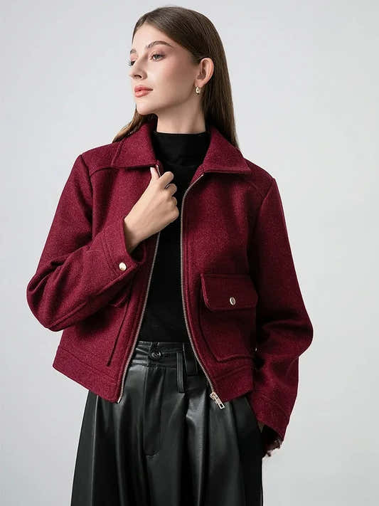 Blouson court femme rouge bordeaux, col rabattu, poches et détails zippés