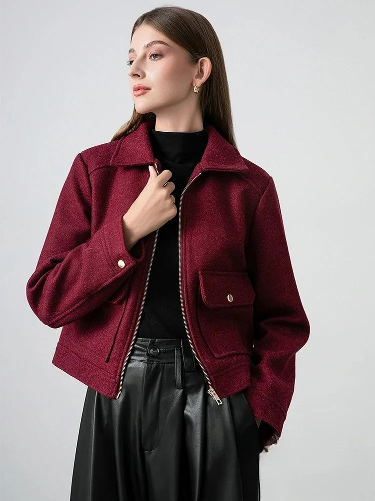 Blouson court femme rouge bordeaux, col rabattu, poches et détails zippés