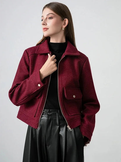 Blouson court femme rouge bordeaux, col rabattu, poches et détails zippés