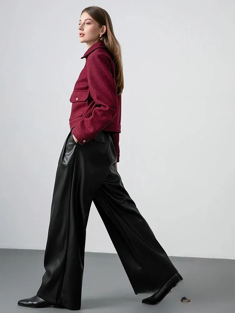 Blouson court femme rouge bordeaux, col rabattu, poches et détails zippés