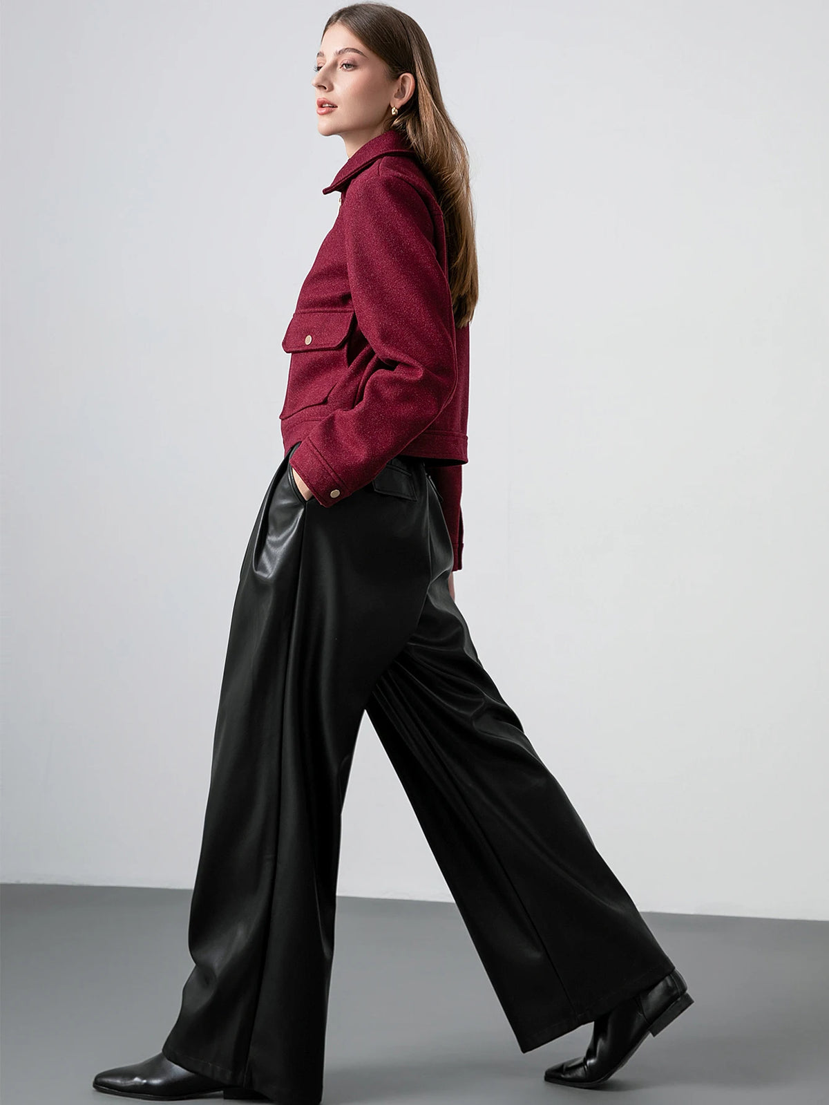 Blouson court femme rouge bordeaux, col rabattu, poches et détails zippés