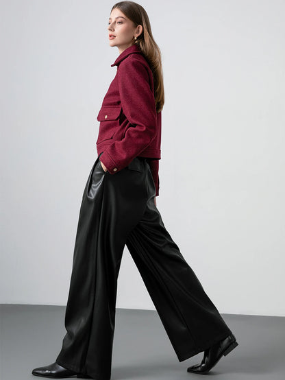 Blouson court femme rouge bordeaux, col rabattu, poches et détails zippés