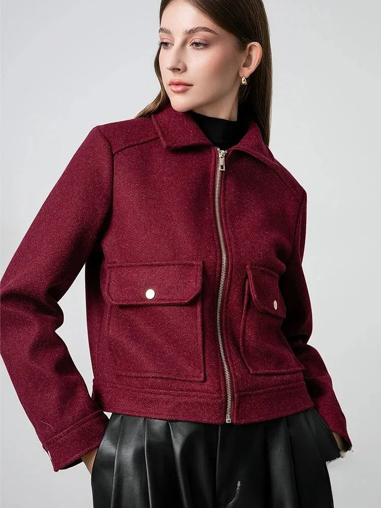 Blouson court femme rouge bordeaux, col rabattu, poches et détails zippés