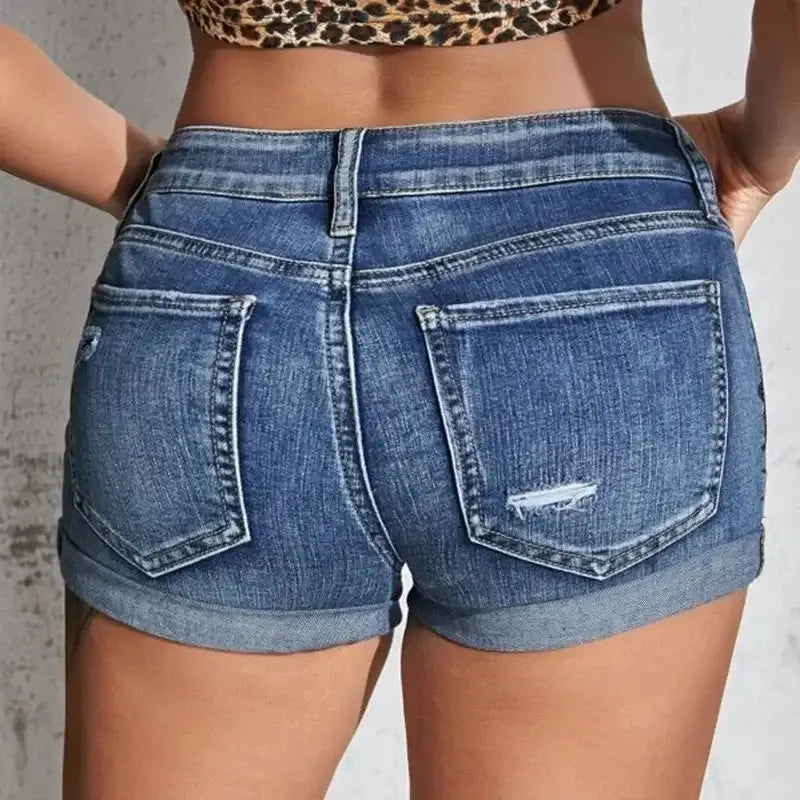 Short en jean bleu délavé, poches arrière, couture centrale, effet déchiré