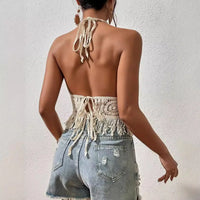 Top court en crochet blanc cassé, dos nu avec liens, franges.