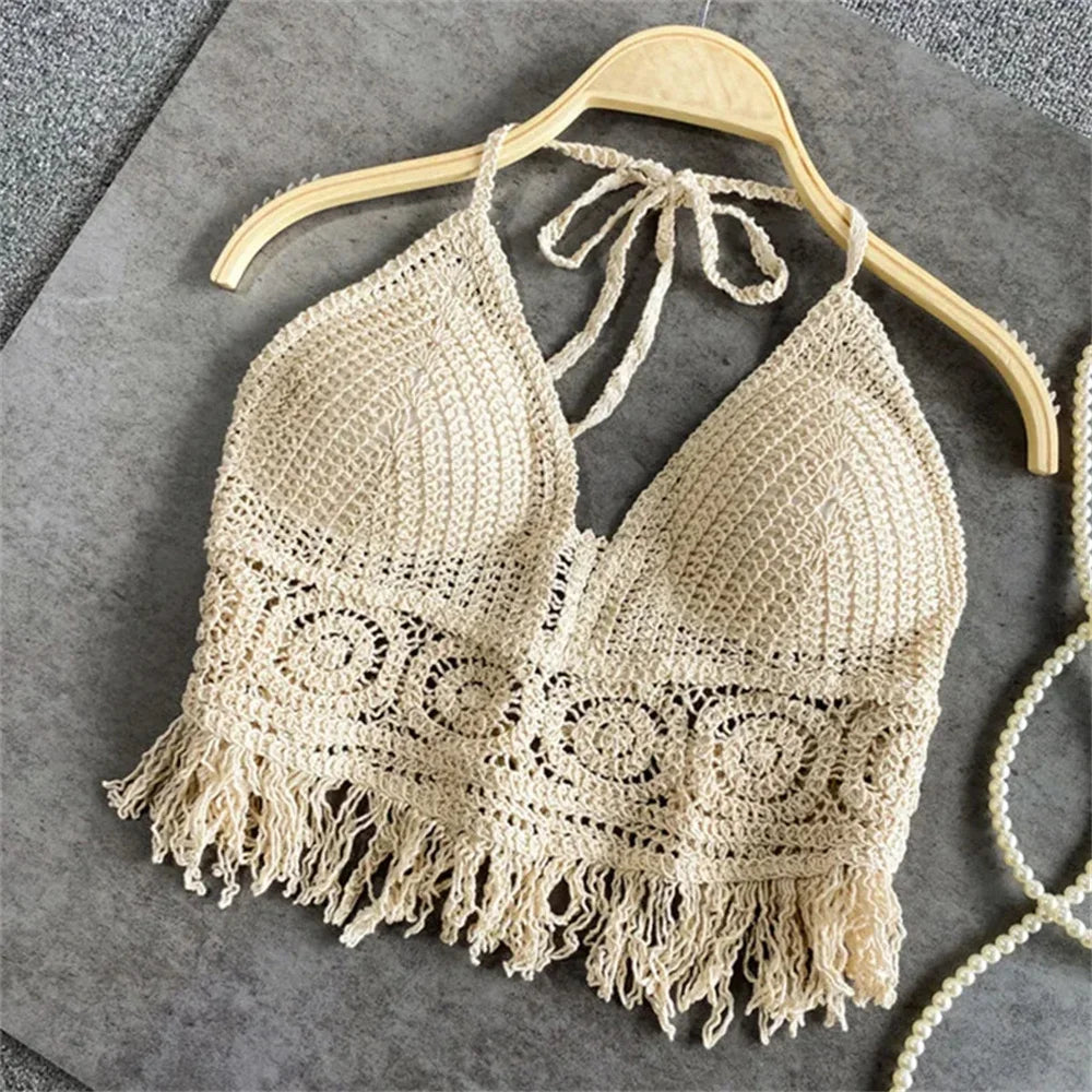 Haut court en crochet blanc cassé, dos ouvert, franges, sur cintre.