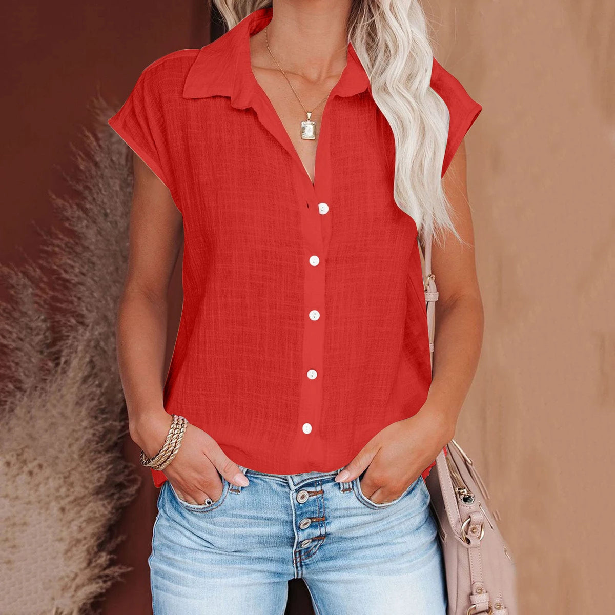 Chemisier femme rouge en coton lin, col chemise, manches courtes, boutons devant.