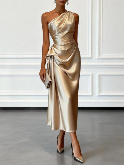 Robe midi satinée plissée une épaule