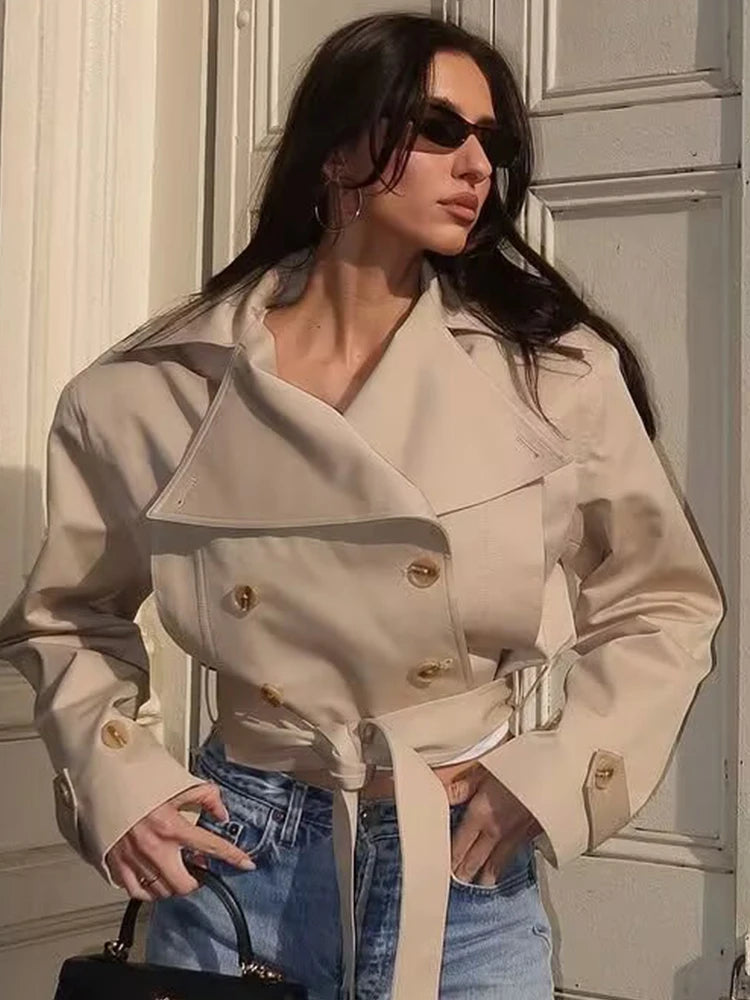Trench femme croisé court à ceinture ajustable et col à revers