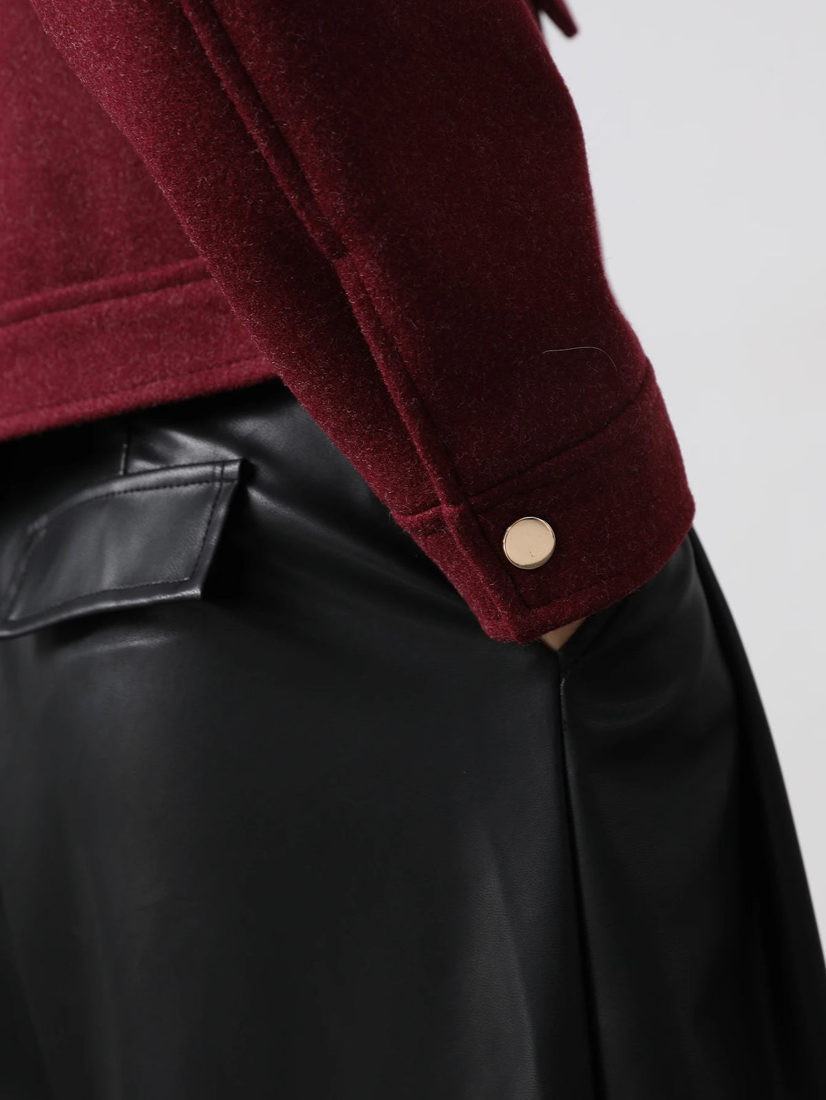 Blouson court femme rouge bordeaux, col rabattu, poches et détails zippés