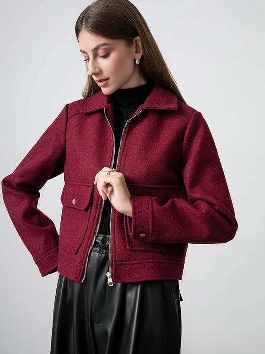 Blouson court femme rouge bordeaux, col rabattu, poches et détails zippés