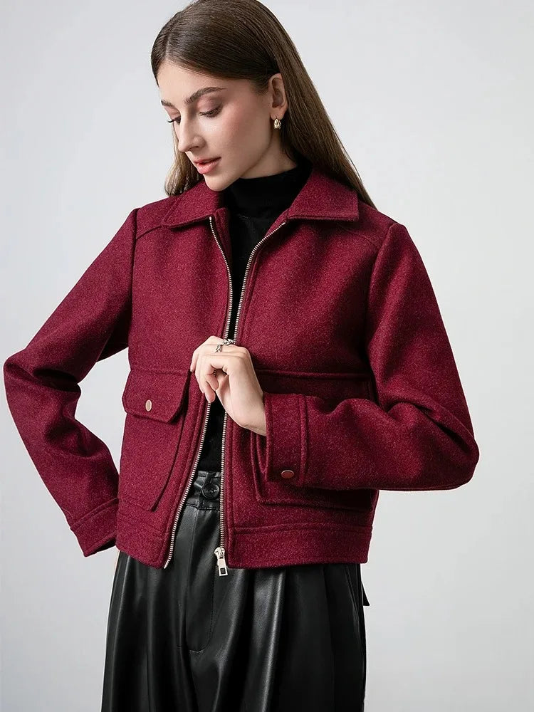 Blouson court femme rouge bordeaux, col rabattu, poches et détails zippés