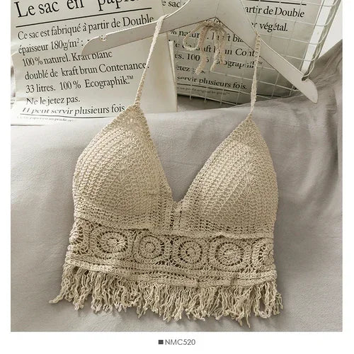 Top court en crochet beige à bretelles, décolleté en V et franges