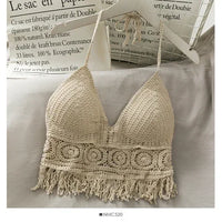 Top court en crochet beige à bretelles, décolleté en V et franges