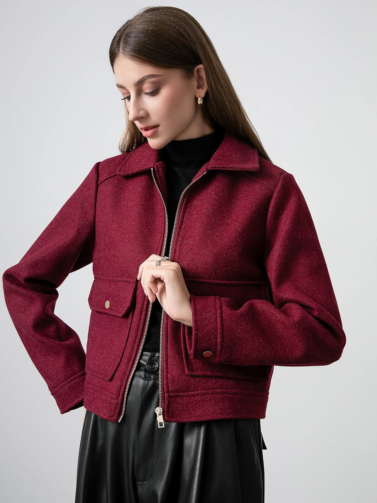 Blouson court femme rouge bordeaux, col rabattu, poches et détails zippés