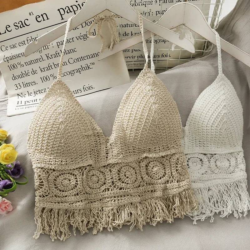 Crop top femme en dentelle crochet blanc cassé, bretelles fines et ourlet frangé.