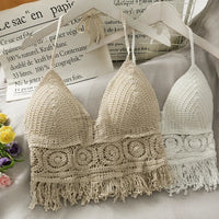 Crop top femme en dentelle crochet blanc cassé, bretelles fines et ourlet frangé.