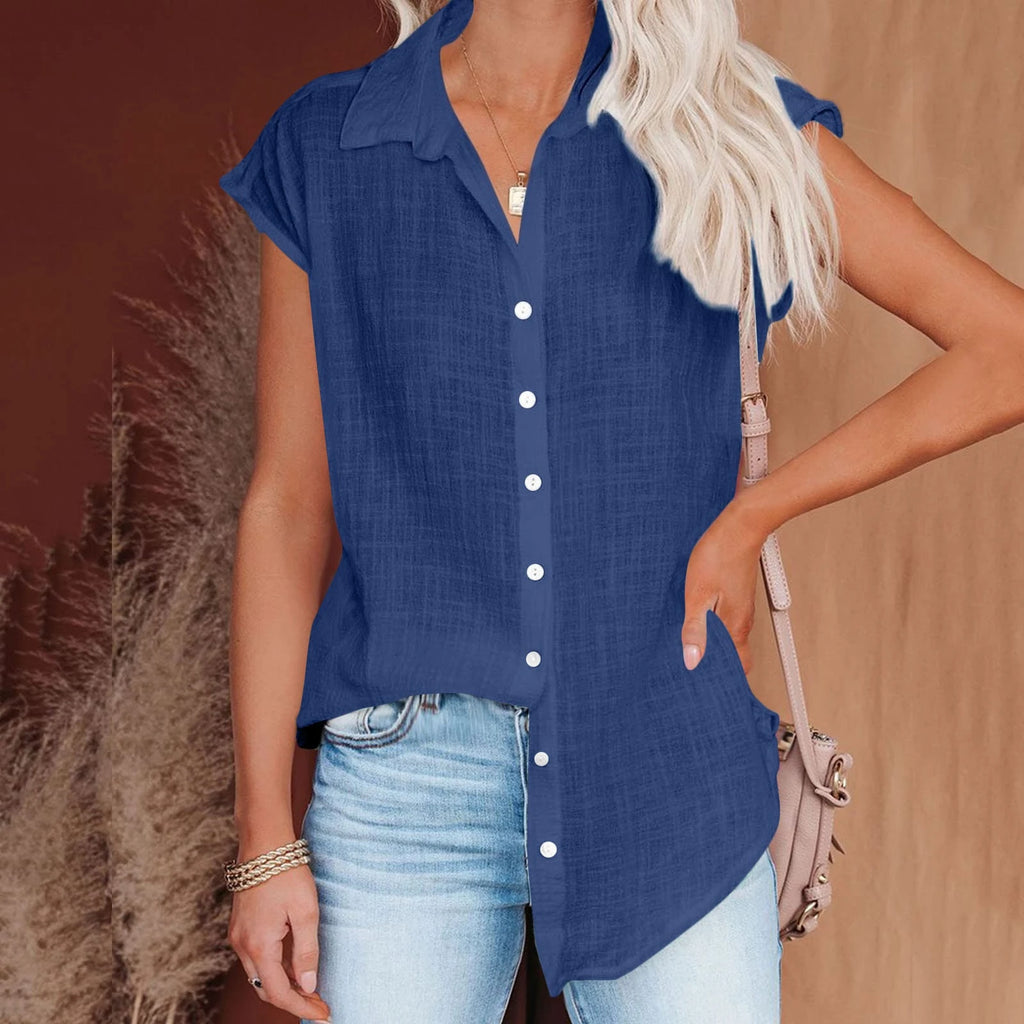 Chemisier femme bleu en coton lin, col chemise, manches courtes, patte boutonnée.