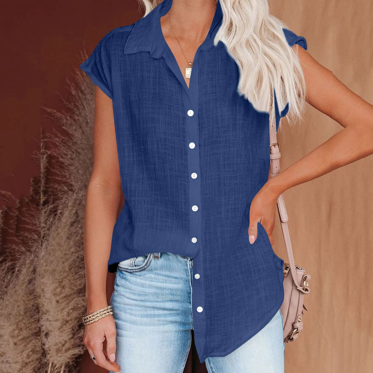 Chemisier femme bleu en coton lin, col chemise, manches courtes, patte boutonnée.