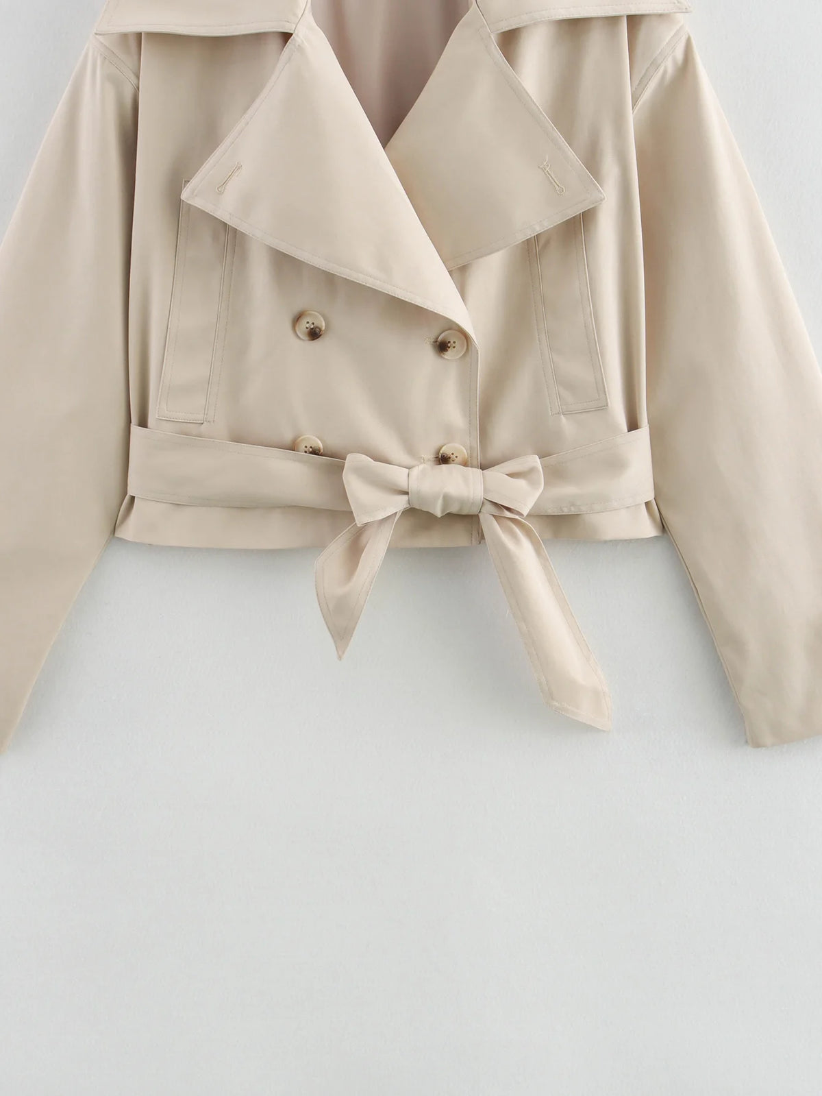 Trench femme croisé court à ceinture ajustable et col à revers