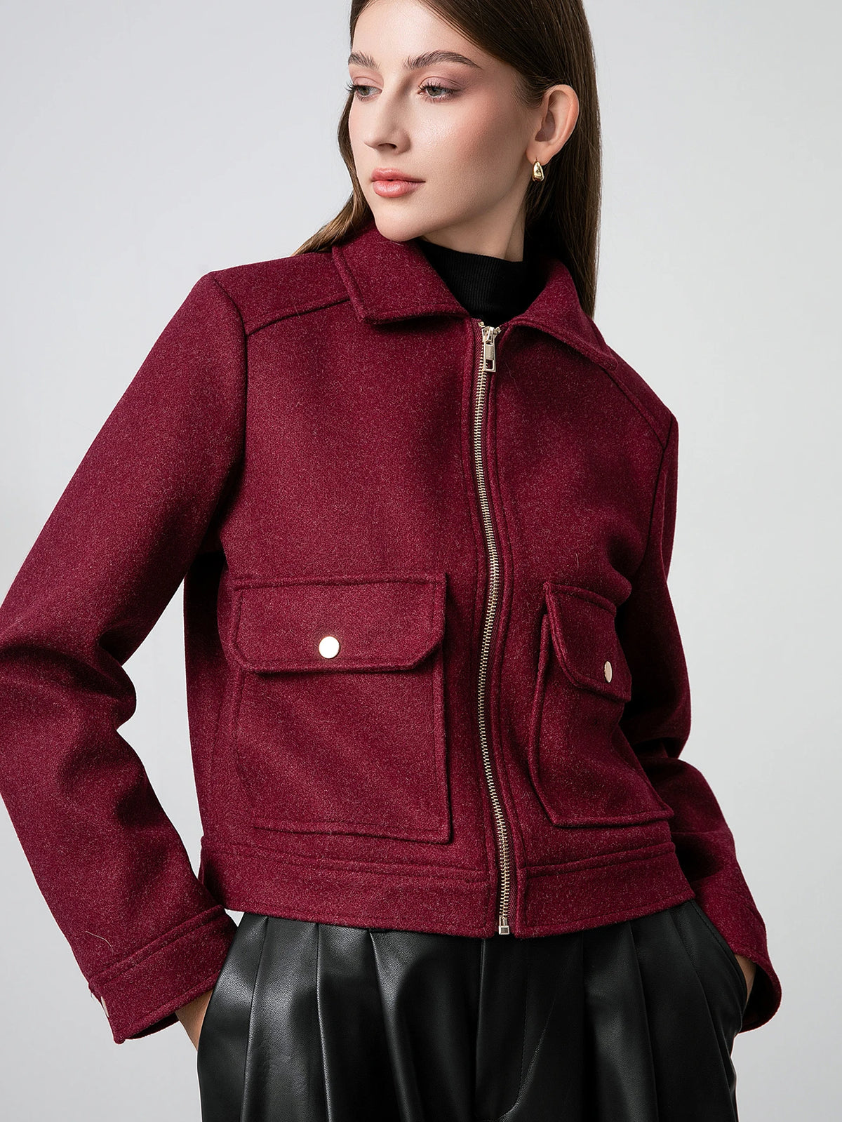 Blouson court femme rouge bordeaux, col rabattu, poches et détails zippés