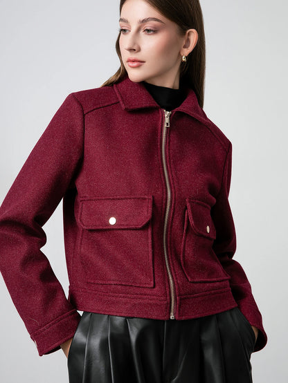 Blouson court femme rouge bordeaux, col rabattu, poches et détails zippés