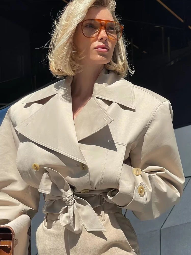 Trench femme croisé court à ceinture ajustable et col à revers