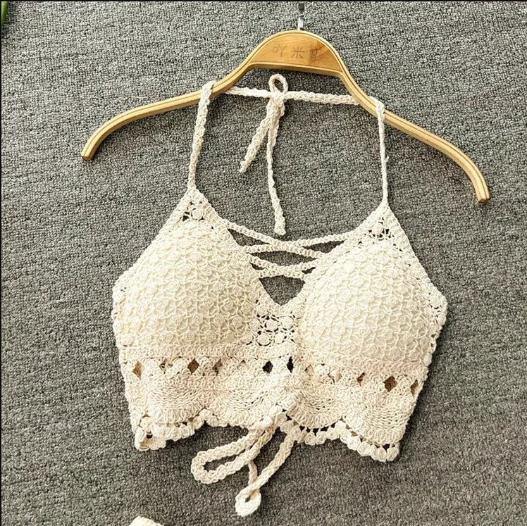 Top court en crochet ivoire, bretelles nouées et motif dentelle, vue de face