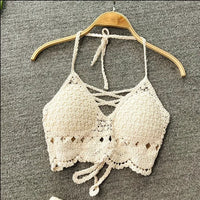 Top court en crochet ivoire, bretelles nouées et motif dentelle, vue de face