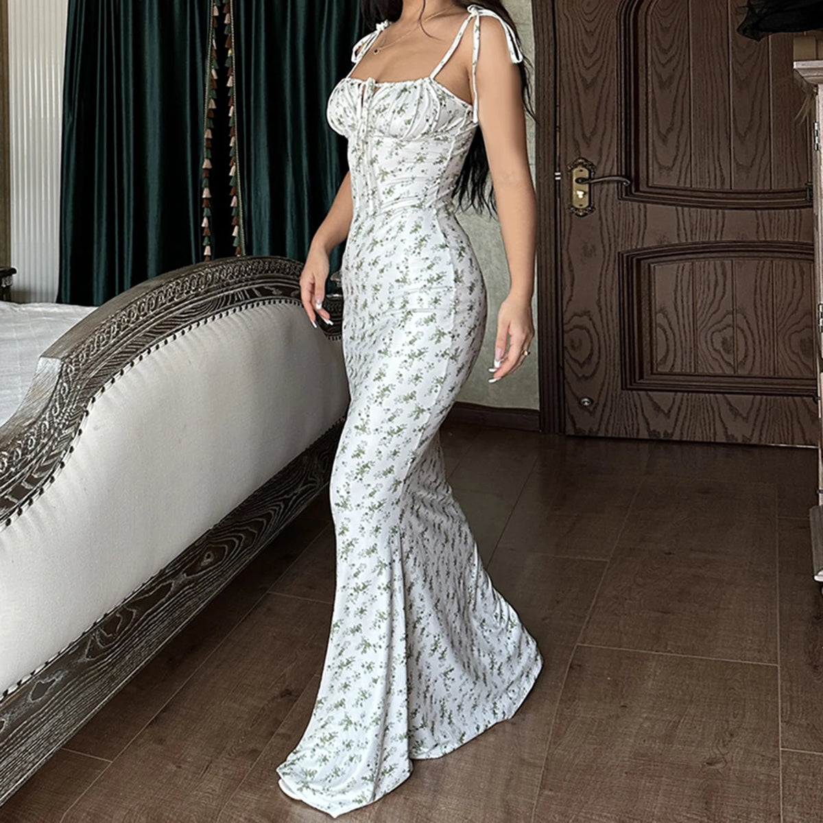 Robe midi blanche à motif fleuri, bretelles à nouer, coupe ajustée et ourlet évasé