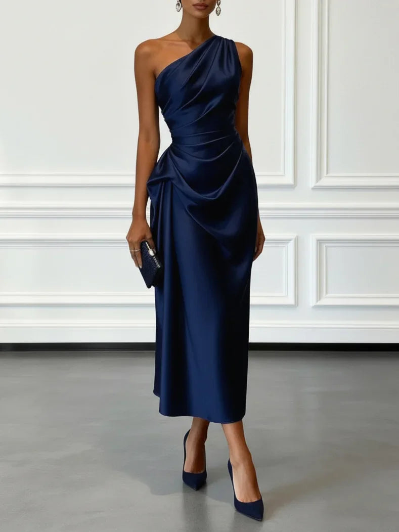 Robe midi satinée plissée une épaule