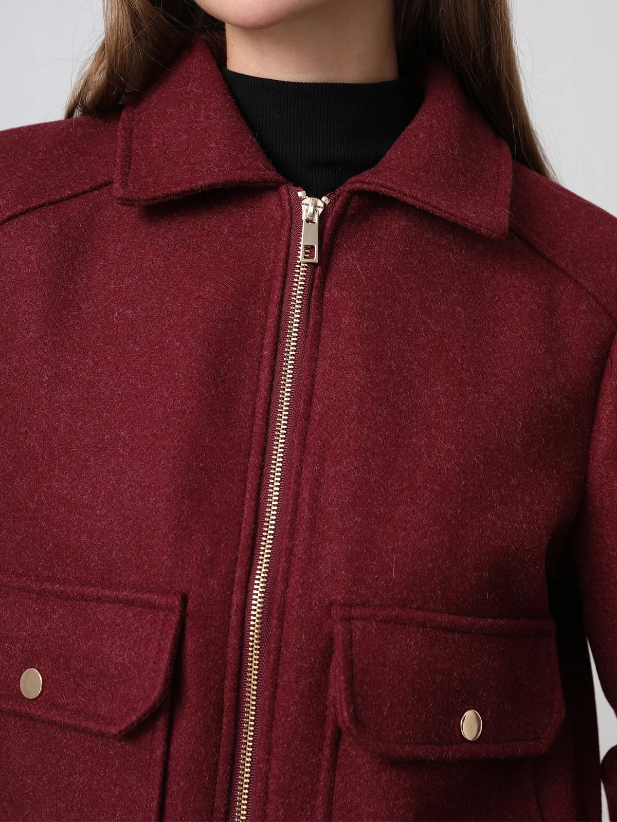 Blouson court femme rouge bordeaux, col rabattu, poches et détails zippés