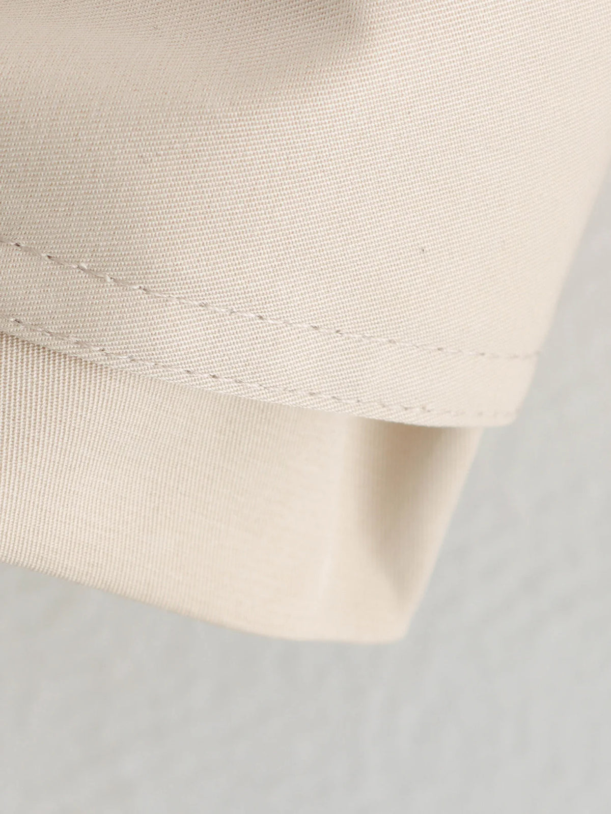 Trench femme croisé court à ceinture ajustable et col à revers