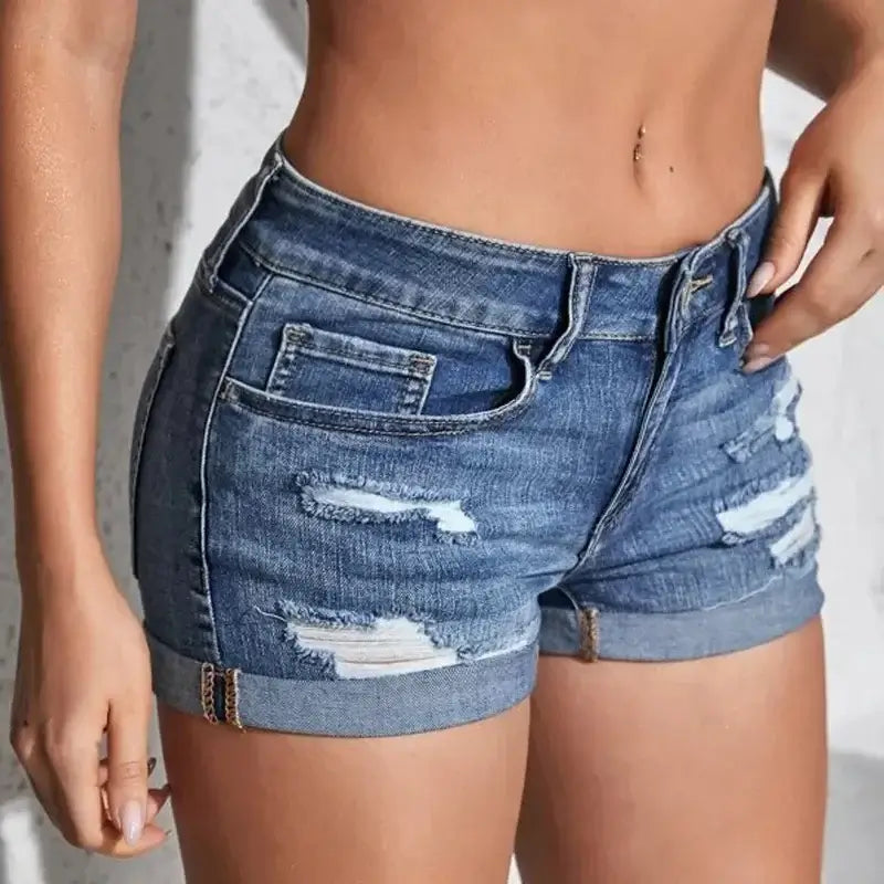 Short en jean bleu délavé, taille boutonnée, poches avant, effet usé