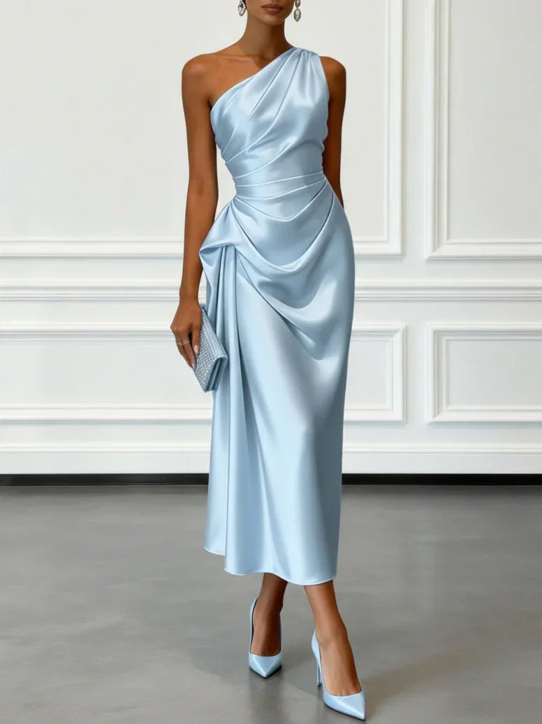 Robe midi satinée plissée une épaule