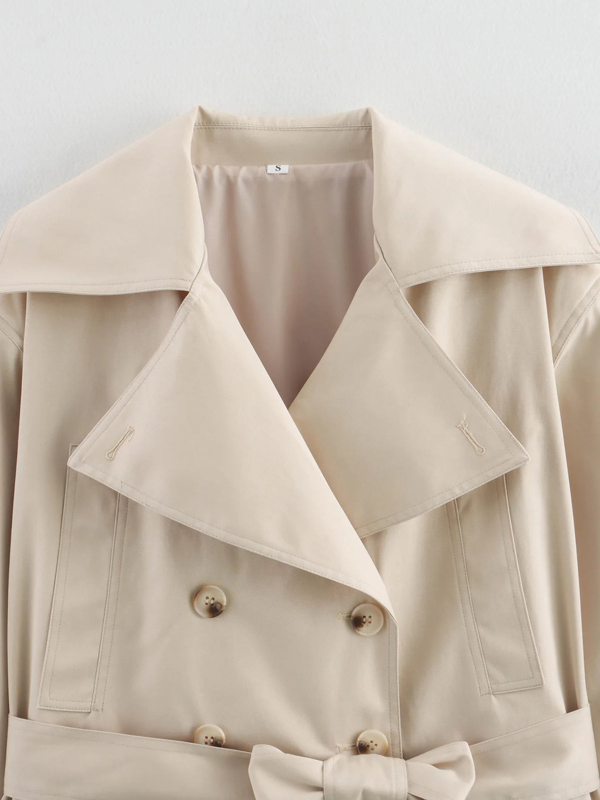 Trench femme croisé court à ceinture ajustable et col à revers