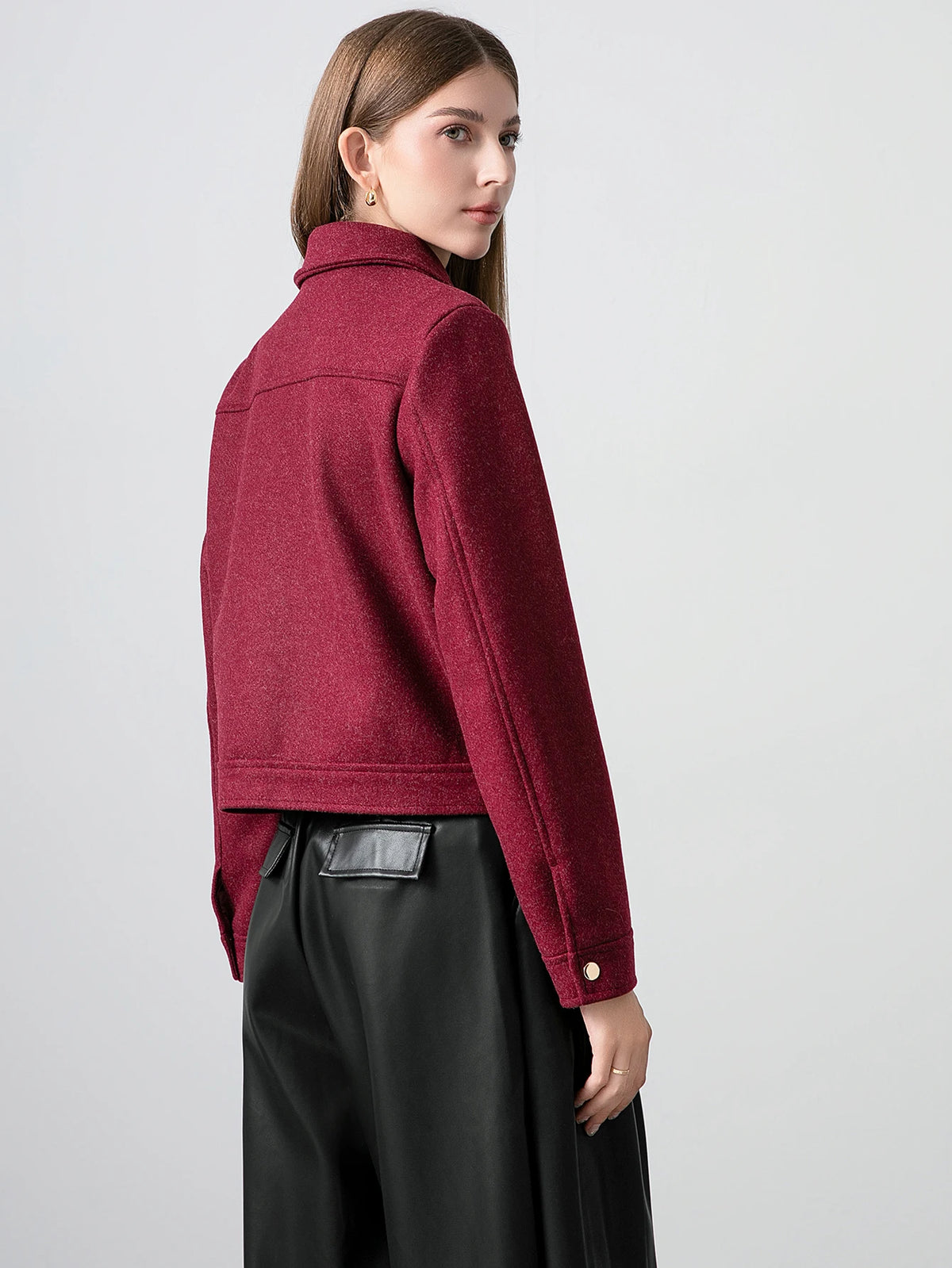 Blouson court femme rouge bordeaux, col rabattu, poches et détails zippés