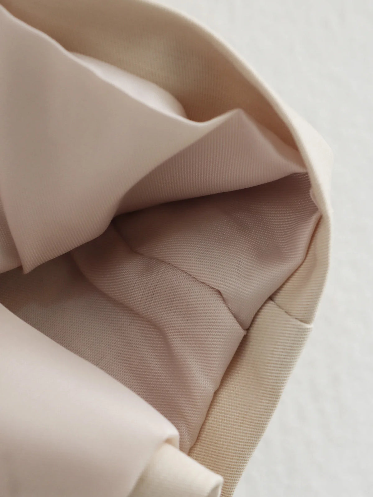 Trench femme croisé court à ceinture ajustable et col à revers