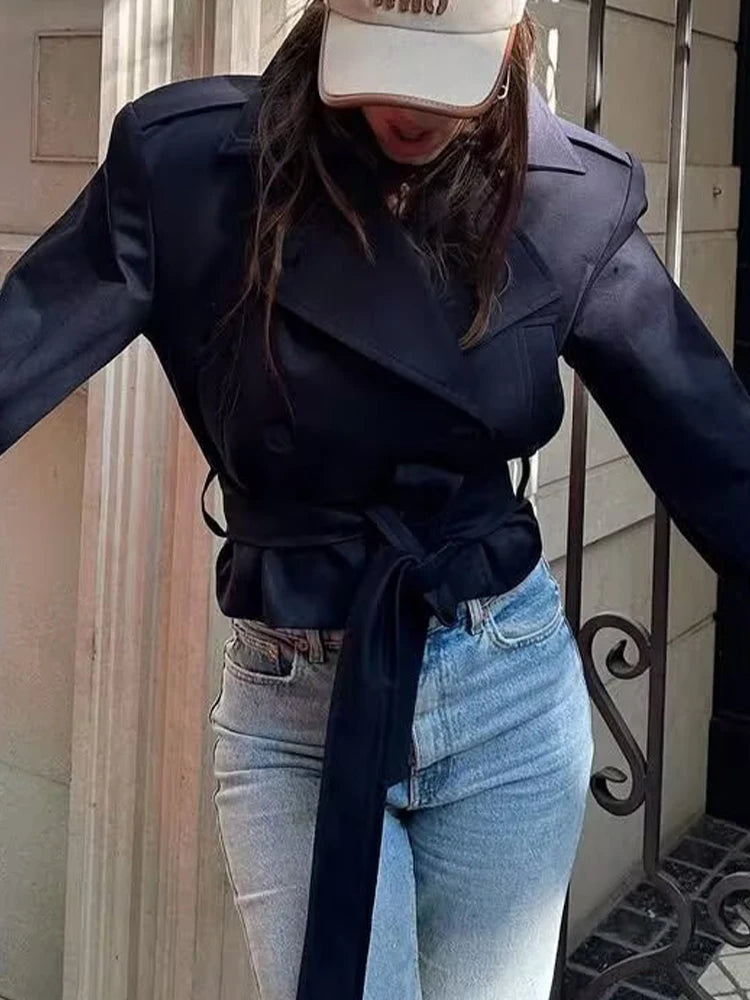 Trench femme croisé court à ceinture ajustable et col à revers