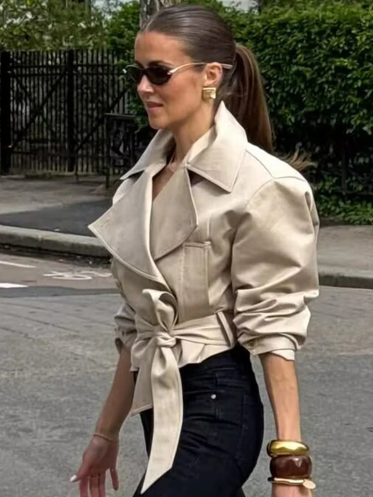 Trench femme croisé court à ceinture ajustable et col à revers