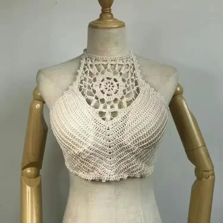 Crop top femme en dentelle crochet blanc cassé sur mannequin, col montant et motif ajouré.